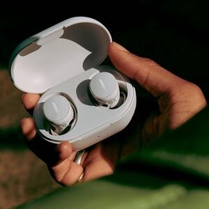 Bose Quiet Comfort White Smoke Wireless Noise Canceling Earbuds